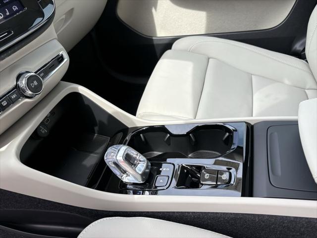 2026 Volvo XC40 Plus, B5 AWD Gas (mild hybrid), Dark