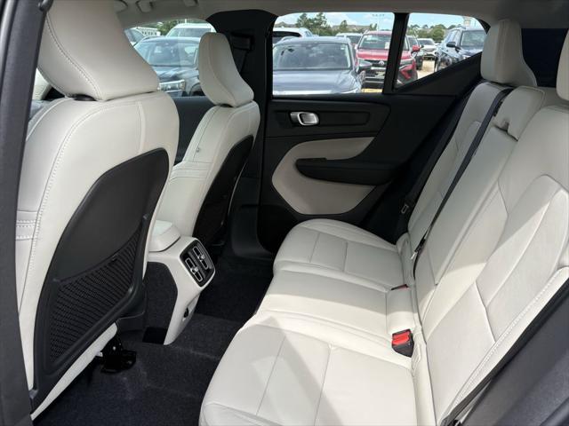 2026 Volvo XC40 Plus, B5 AWD Gas (mild hybrid), Dark