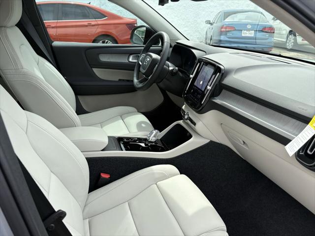 2026 Volvo XC40 Plus, B5 AWD Gas (mild hybrid), Dark