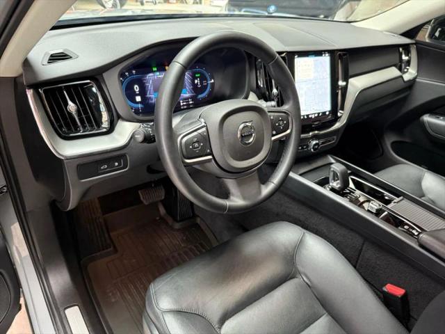 2024 Volvo XC60 Recharge T8 Core Dark Theme