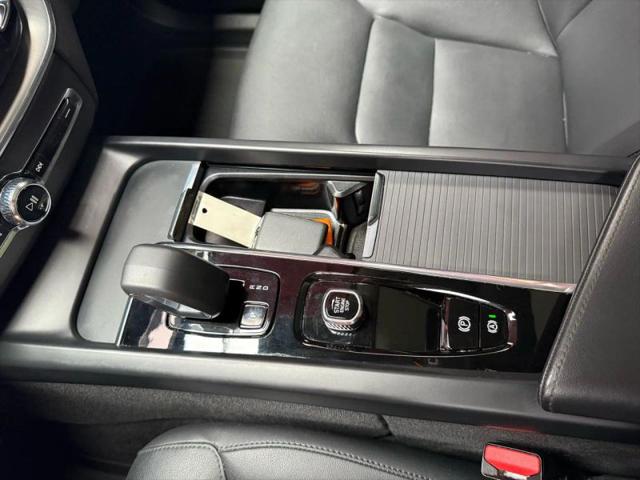 2024 Volvo XC60 Recharge T8 Core Dark Theme