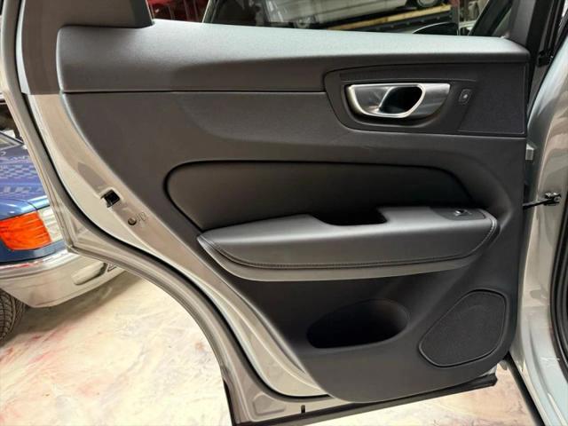 2024 Volvo XC60 Recharge T8 Core Dark Theme