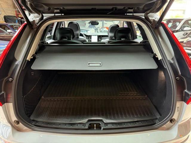 2024 Volvo XC60 Recharge T8 Core Dark Theme