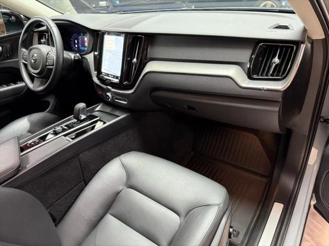 2024 Volvo XC60 Recharge T8 Core Dark Theme