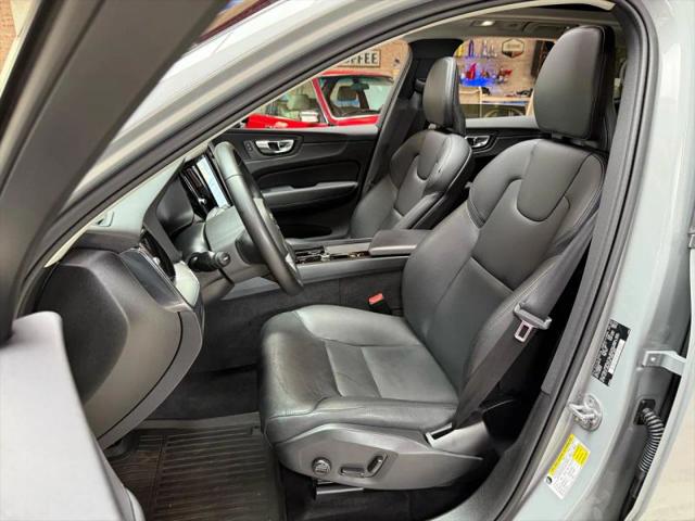 2024 Volvo XC60 Recharge T8 Core Dark Theme