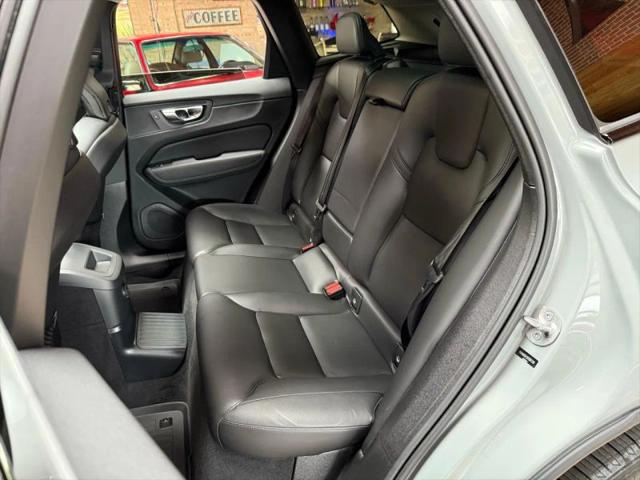 2024 Volvo XC60 Recharge T8 Core Dark Theme