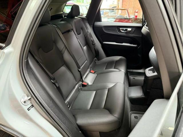 2024 Volvo XC60 Recharge T8 Core Dark Theme