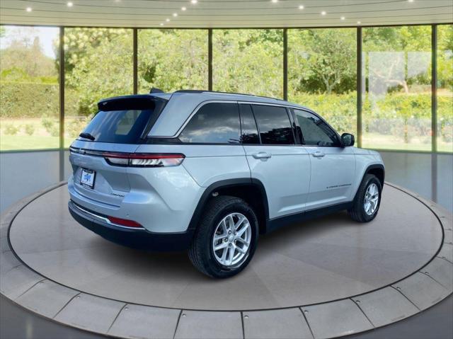 2023 Jeep Grand Cherokee Laredo 4x4