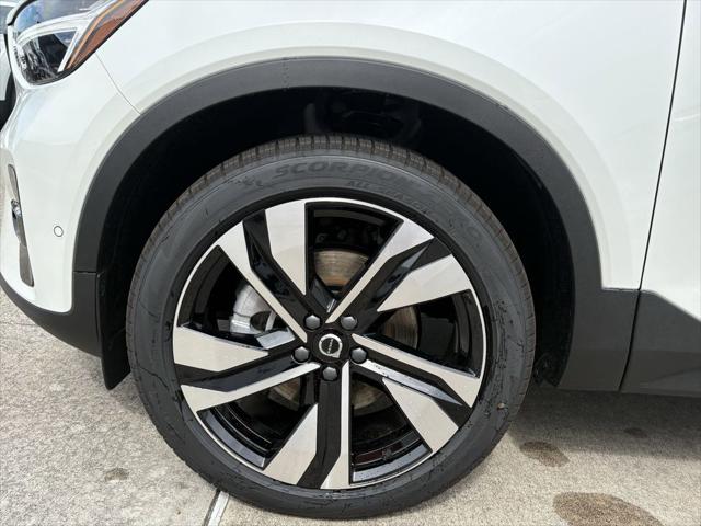 2026 Volvo XC40 Plus, B4 FWD Gas (mild hybrid), Dark