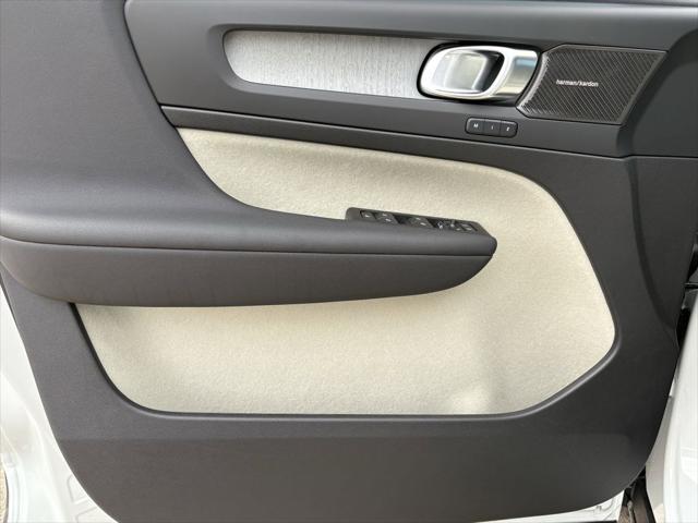 2026 Volvo XC40 Plus, B4 FWD Gas (mild hybrid), Dark