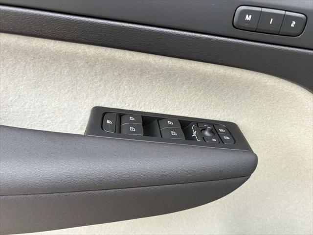 2026 Volvo XC40 Plus, B4 FWD Gas (mild hybrid), Dark