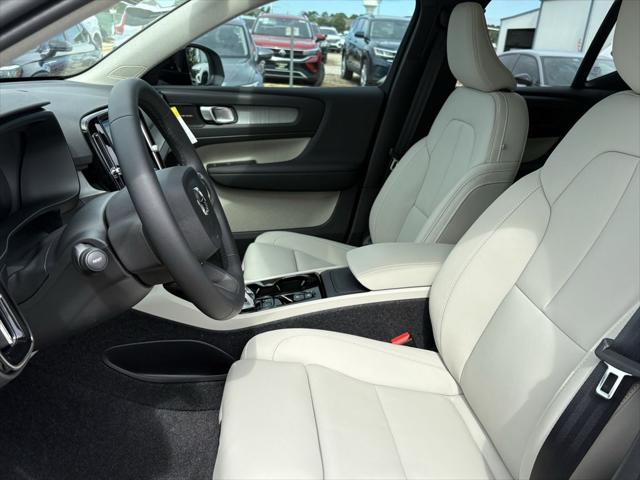 2026 Volvo XC40 Plus, B4 FWD Gas (mild hybrid), Dark