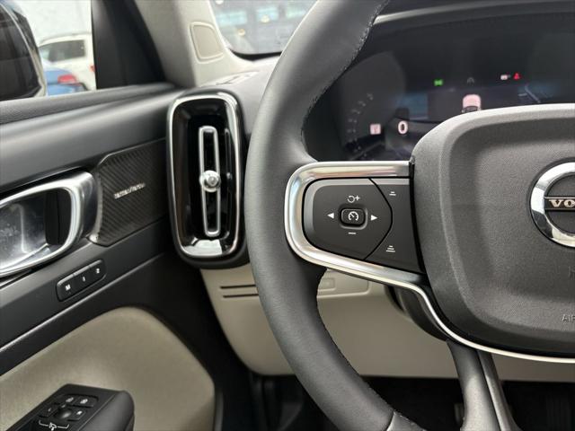 2026 Volvo XC40 Plus, B4 FWD Gas (mild hybrid), Dark