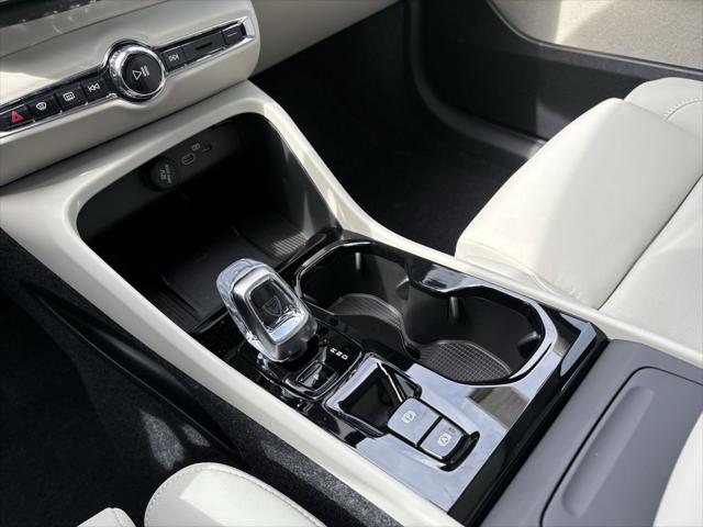 2026 Volvo XC40 Plus, B4 FWD Gas (mild hybrid), Dark