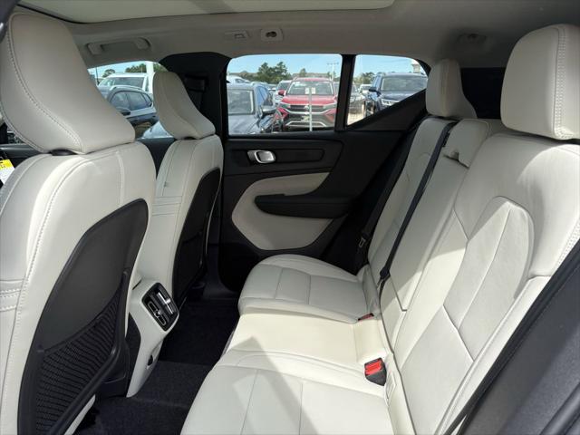 2026 Volvo XC40 Plus, B4 FWD Gas (mild hybrid), Dark