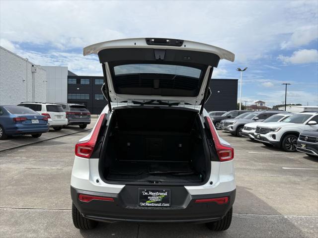 2026 Volvo XC40 Plus, B4 FWD Gas (mild hybrid), Dark