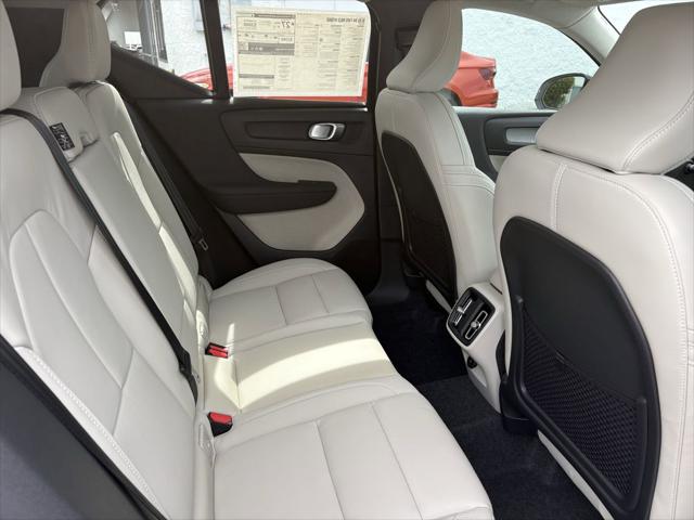 2026 Volvo XC40 Plus, B4 FWD Gas (mild hybrid), Dark