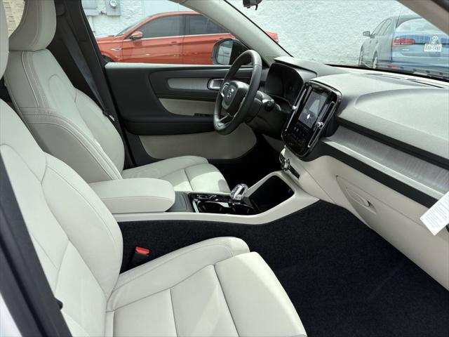 2026 Volvo XC40 Plus, B4 FWD Gas (mild hybrid), Dark