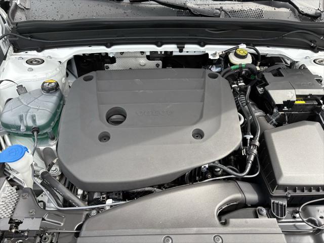 2026 Volvo XC40 Plus, B4 FWD Gas (mild hybrid), Dark