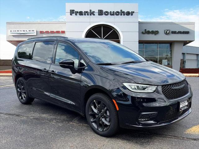 2026 Chrysler Pacifica Limited's photo