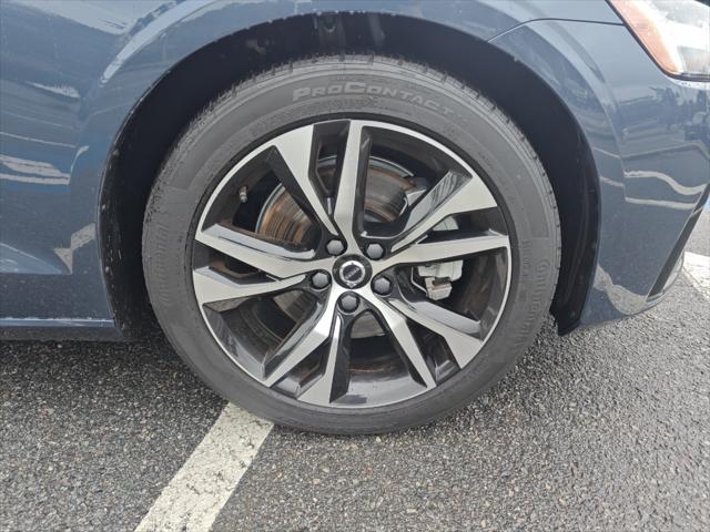 2024 Volvo S60 B5 Core Dark Theme