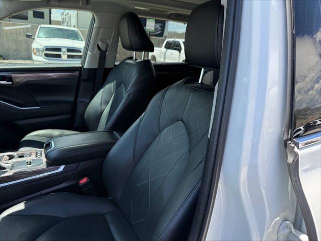 2021 Toyota Highlander Hybrid Platinum