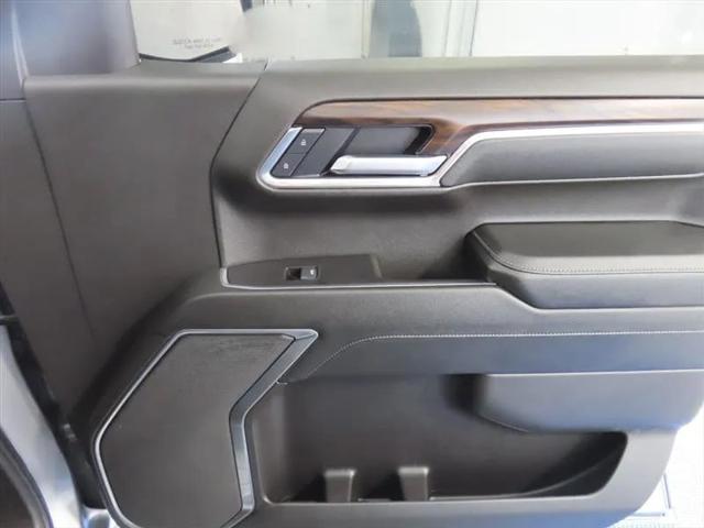 2025 GMC Sierra 1500 2WD Crew Cab Short Box SLT