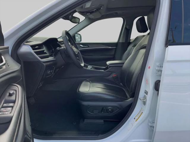 2023 Jeep Grand Cherokee Base