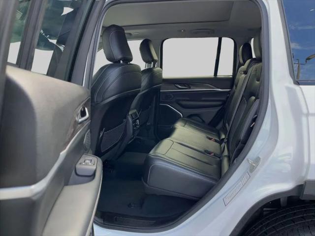 2023 Jeep Grand Cherokee Base
