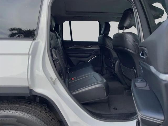 2023 Jeep Grand Cherokee Base