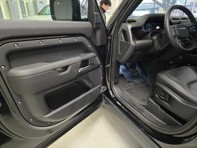 2025 Land Rover Defender 110 P300