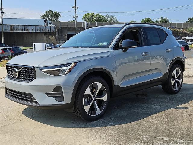 2026 Volvo XC40 Core, B5 AWD Gas (mild hybrid), Dark