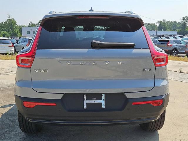 2026 Volvo XC40 Core, B5 AWD Gas (mild hybrid), Dark