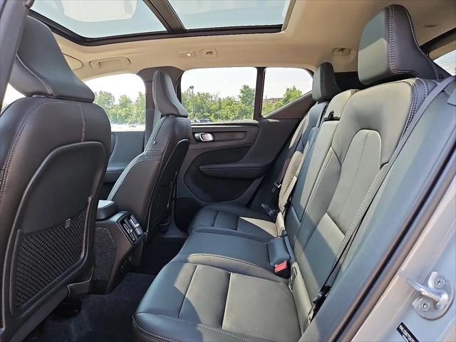2026 Volvo XC40 Core, B5 AWD Gas (mild hybrid), Dark