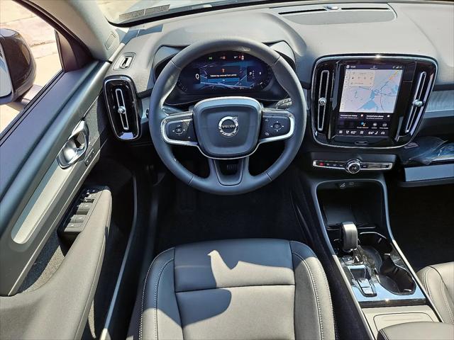 2026 Volvo XC40 Core, B5 AWD Gas (mild hybrid), Dark