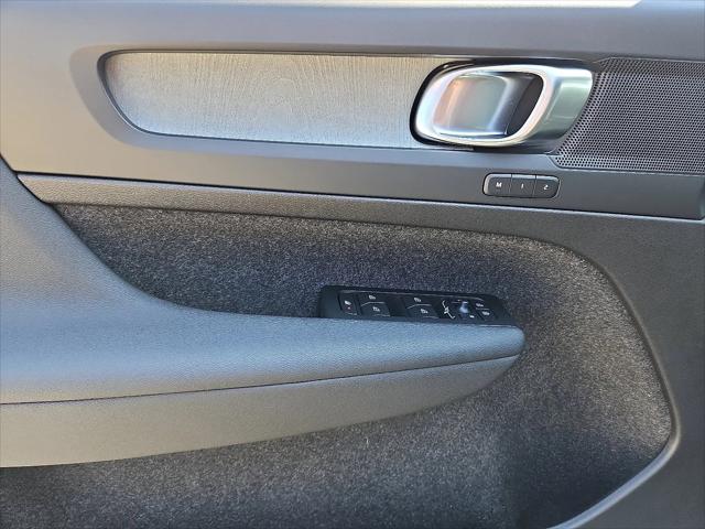2026 Volvo XC40 Core, B5 AWD Gas (mild hybrid), Dark