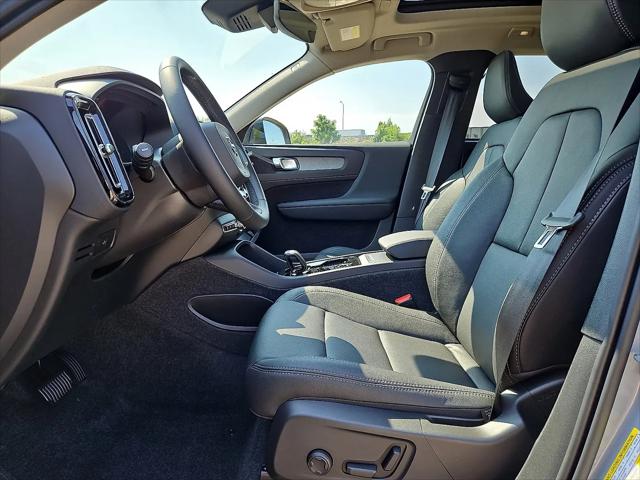 2026 Volvo XC40 Core, B5 AWD Gas (mild hybrid), Dark