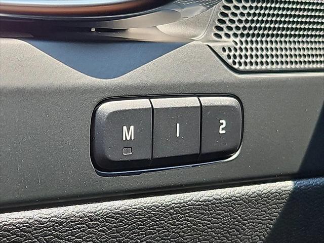 2026 Volvo XC40 Core, B5 AWD Gas (mild hybrid), Dark