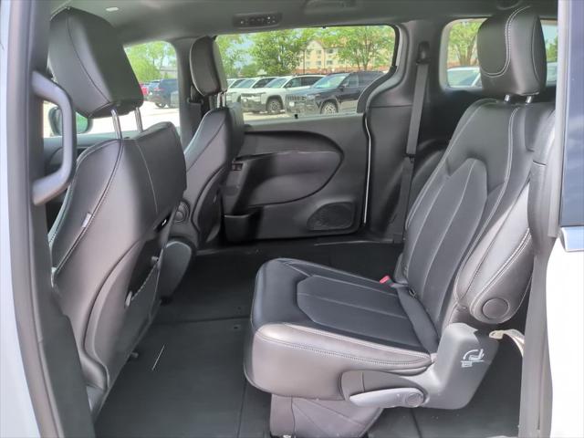 2026 Chrysler Pacifica Select AWD
