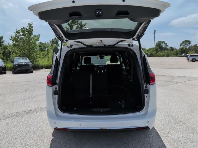2026 Chrysler Pacifica Select AWD