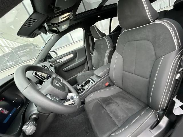 2026 Volvo XC40 Black Edition Ultra, B5 AWD Gas (mild hybrid)