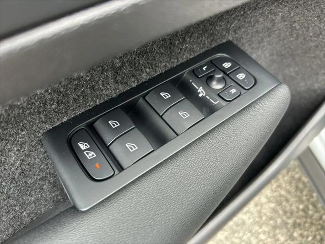 2026 Volvo XC40 Black Edition Ultra, B5 AWD Gas (mild hybrid)
