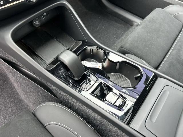 2026 Volvo XC40 Black Edition Ultra, B5 AWD Gas (mild hybrid)