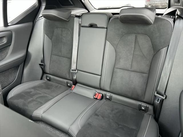 2026 Volvo XC40 Black Edition Ultra, B5 AWD Gas (mild hybrid)