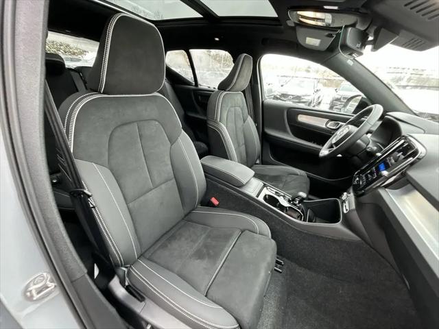 2026 Volvo XC40 Black Edition Ultra, B5 AWD Gas (mild hybrid)