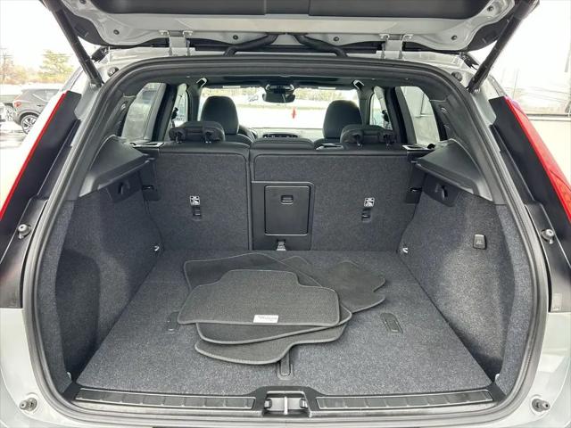 2026 Volvo XC40 Black Edition Ultra, B5 AWD Gas (mild hybrid)
