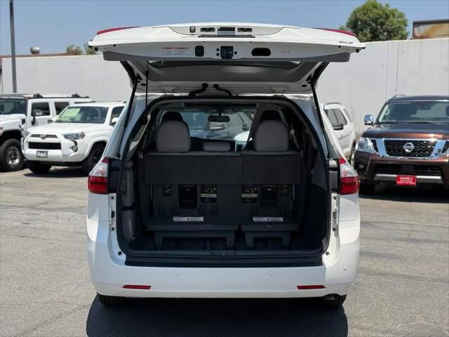 2017 Toyota Sienna XLE Premium 8 Passenger