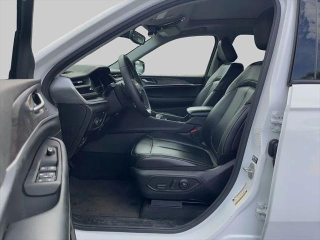 2023 Jeep Grand Cherokee Base