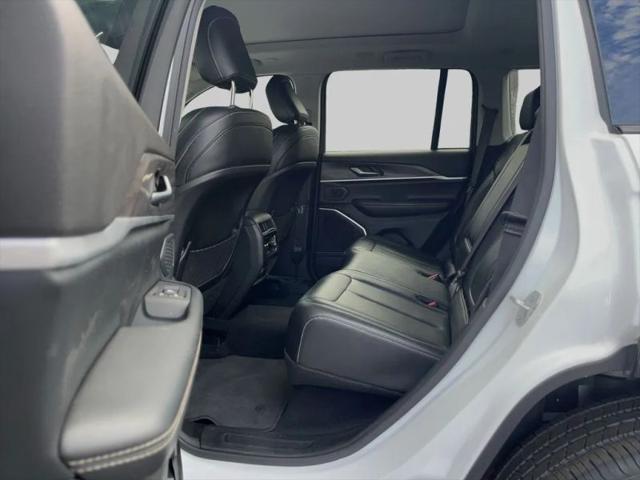 2023 Jeep Grand Cherokee Base