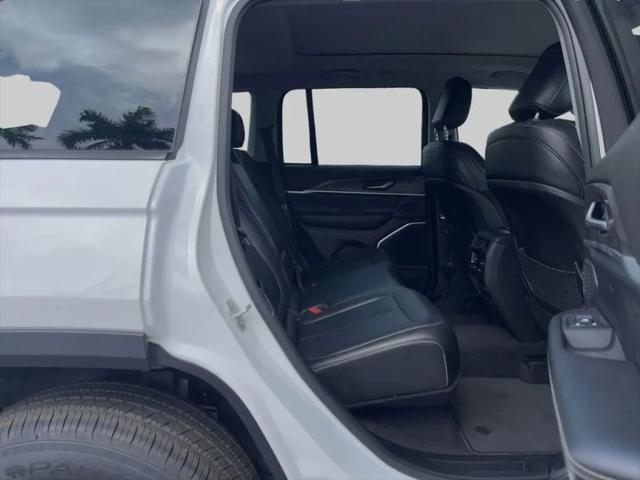 2023 Jeep Grand Cherokee Base